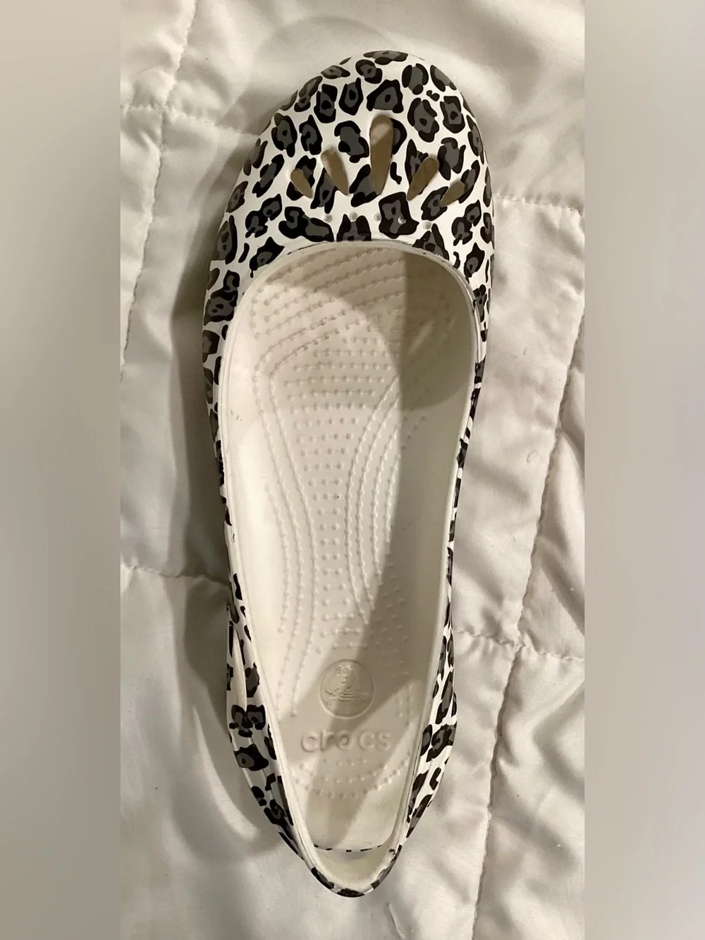 CROCS Women’s Size 8 Kadee Leopard-Print Ballet Flats in White and Black-EUC